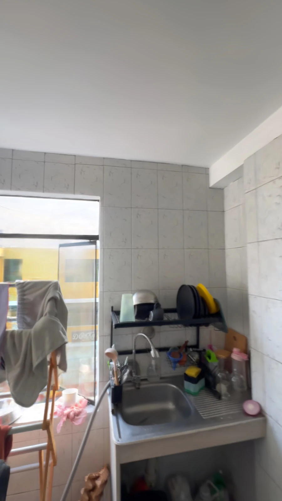 El lavadero y las paredes de mayólica de la cocina capturada.